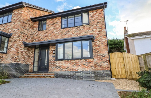 LARCH LODGE, pet friendly, character holiday cottage in Totland