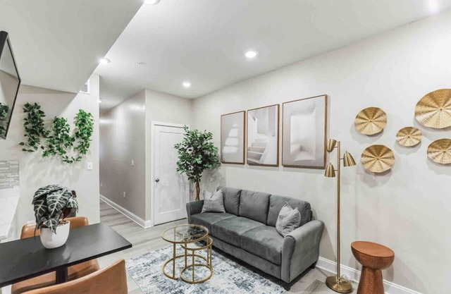 Large 2/2 in Old City | Sleeps 8! (U-3)