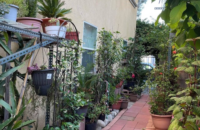 Large 2bd garden home w/free parking near LAX, beaches, stadiums, freeways