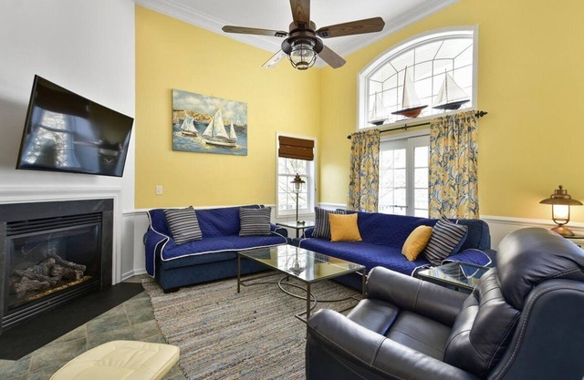 Large 3BR 2.5BA Garage Townhouse in Great West OC Neighborhood with Pool.