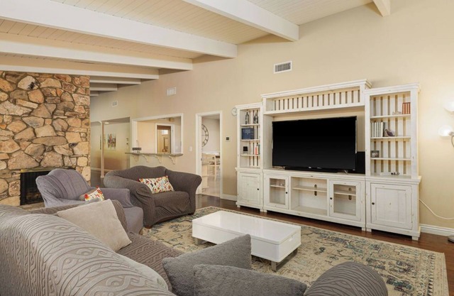 Large 4BD - Pool - Gym - 2 Master Suites