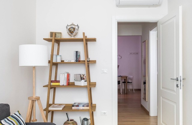 Large and quiet 3-rooms flat, just in the inner center of Bologna!