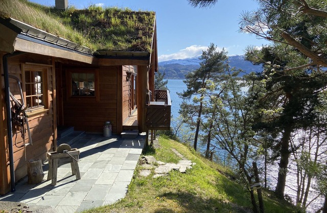 Large and spacious holiday home in the Hardangerfjord, with shoreline and hot tub.