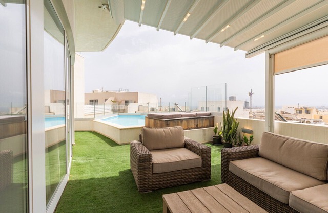 Large apartment with pool-Hosted by Sweetstay