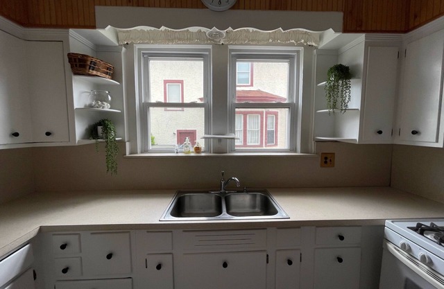 Large Beach House. Close to NYC train, bars, clubs, restaurants