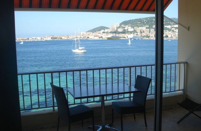 Large beach side studio with amazing view of Ajaccio Golf