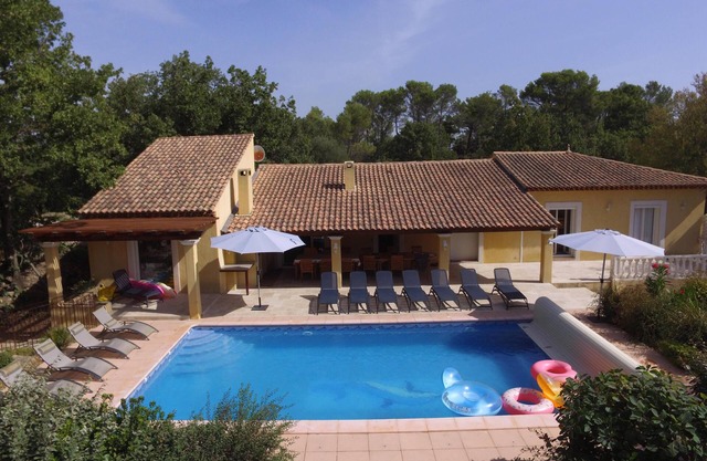 Large, beautiful villa on wooded grounds, swimming pool and large private plot.