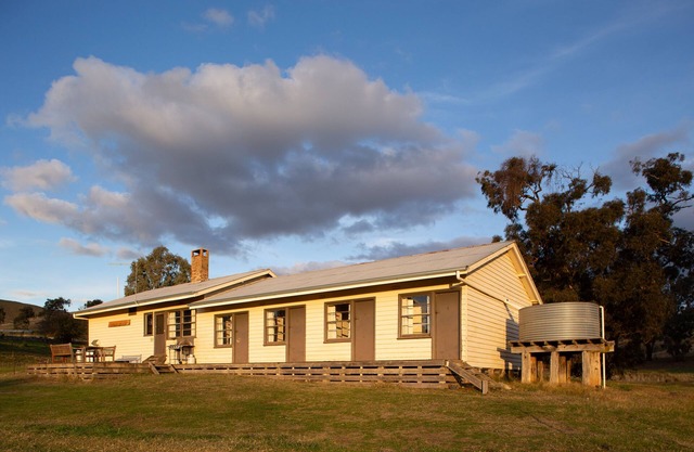 Large Bonnie Doon Accommodation farm retreat on Lake Eildon near Mansfield.n