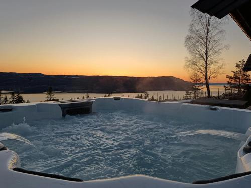 Large Cabin With Jacuzzi And View Of Lake Mjøsa