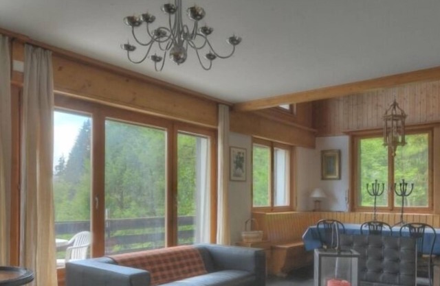 Large chalet (max. 15 pers.) located near the centre, with 7 bedrooms (6x2 single beds, 1x bunk bed,