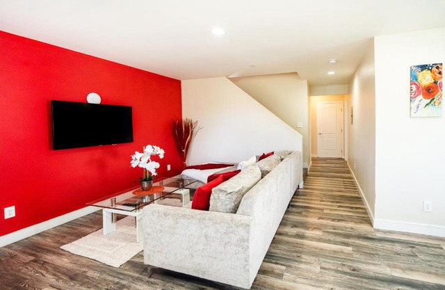 Large chic 5-bedroom 3 bathroom clost to Downtown LA