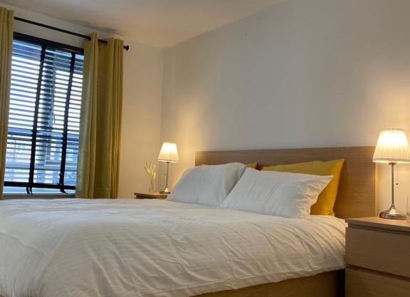 Large Comfortable Bed with Own Bathroom Free Parking and Wifi in West Thurrock Grays