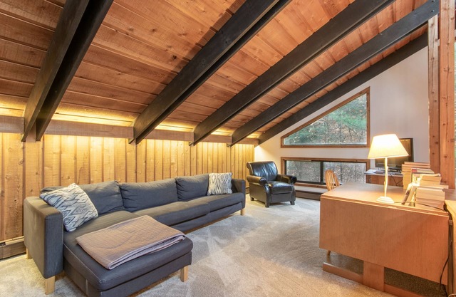 Large, comfortable Stratton home, a short drive to Manchester!