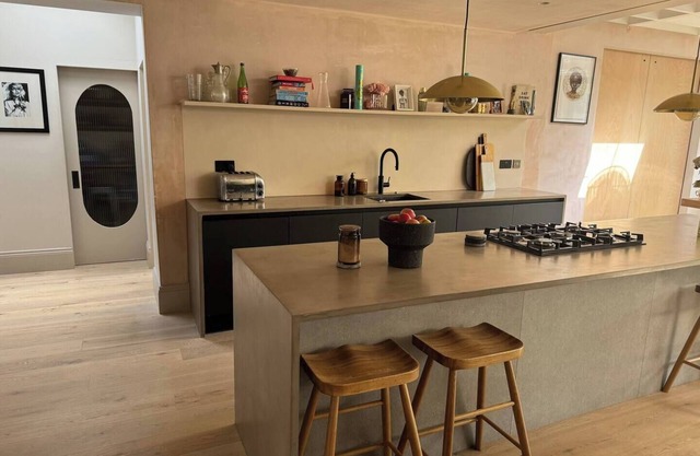 Large Contemporary Loft Room