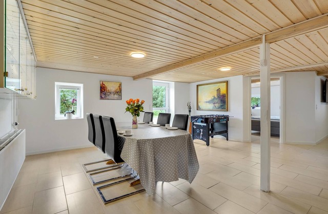 Large cottage with table tennis and several, family-friendly activities.