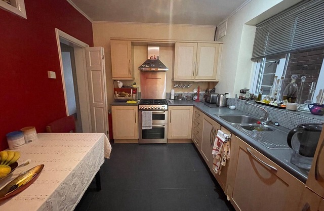 Large Double Bedroom 10 minutes to central London