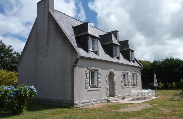 Large family house, 5 bedrooms, only 5 km from the Abers and soft sandy beaches