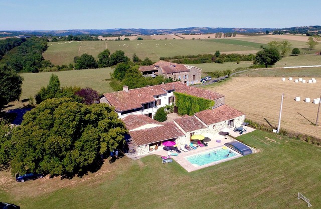Large farmhouse with heated swimming pool for up to 14 people in exclusivity
