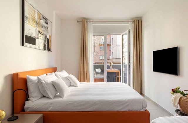 Large flat for up to 8 people with parking & AC