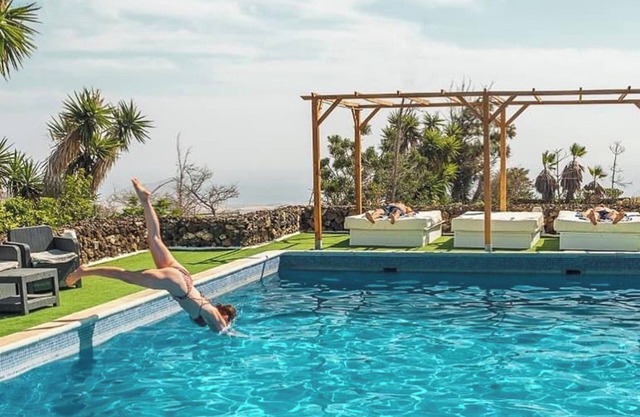 Large Heated Pool, Hot Tub, Bar, Games Room, Gym, 2 Caves, New Outdoor Kitchen