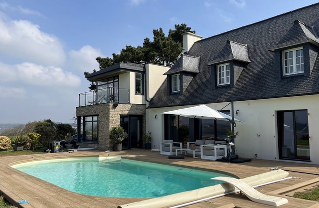 Large house 5 bed. 2bth., heated pool and seaview, ideal family with children