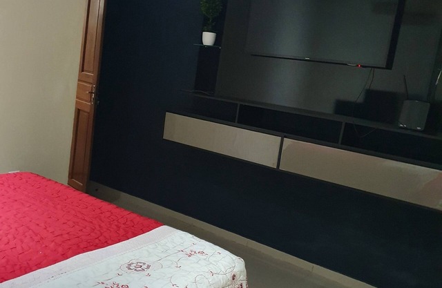 LARGE HOUSE WITH POOL