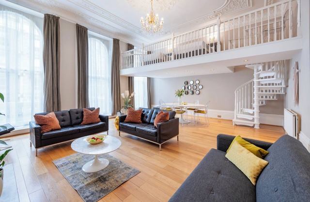 Large Luxury Hyde Park Apartment With Balcony