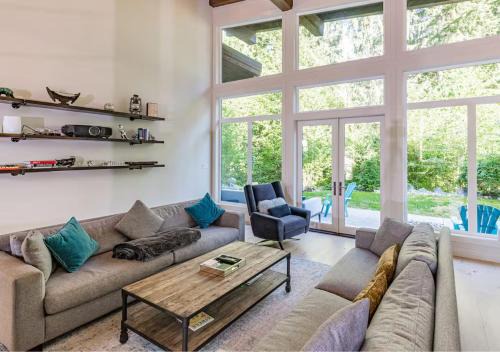 Large Modern Home in Squamish