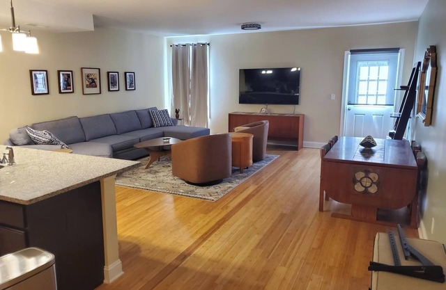 Large New 3 br 2.5 ba townhouse in historic Albany neighborhood. Free parking.⁹n