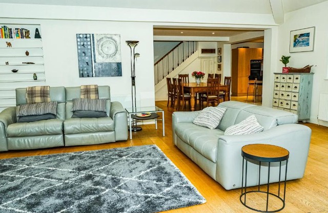 Large open plan villa with garden near the Thames