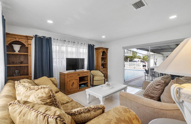 Large Poolside 1 bedroom with laundry