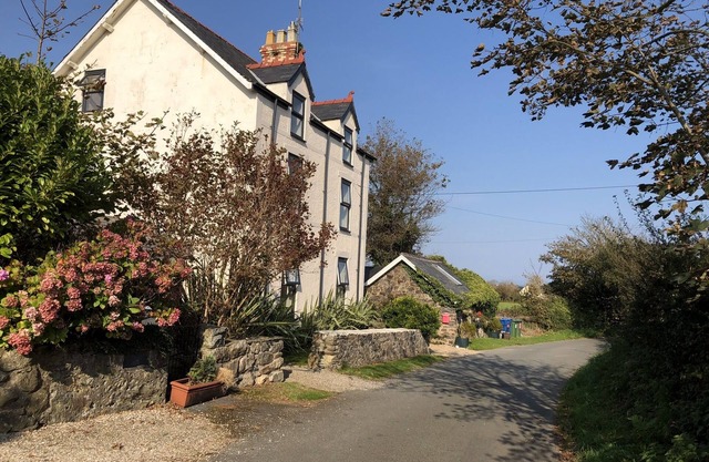 Large Private Detached House And Games Room, Parking For Up to 5/6 Cars