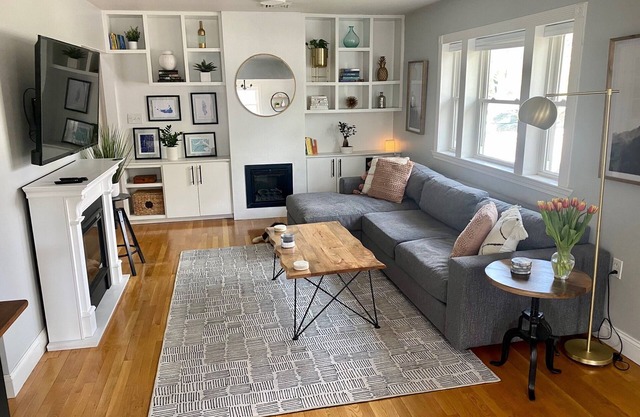 Large private home, 15 min to Boston, Parking, Large yard