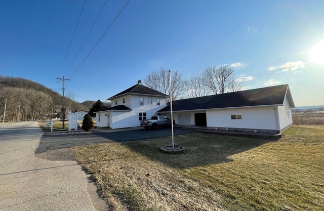 Large property close to the Mississippi River. Sleeps up to 12. Pet Friendly.