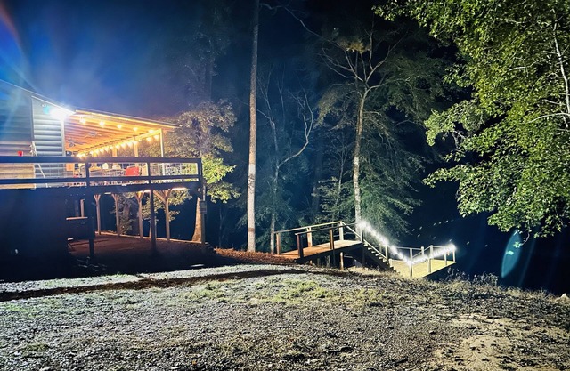 Large Riverfront family cabin. Within minutes of Diamond Mine and lake