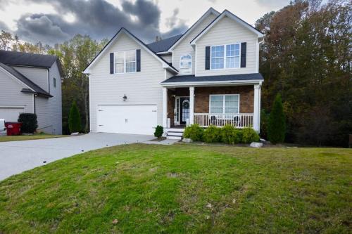 Large Rustic Family Home By RoadATL-KingBed-Firepit-Grill