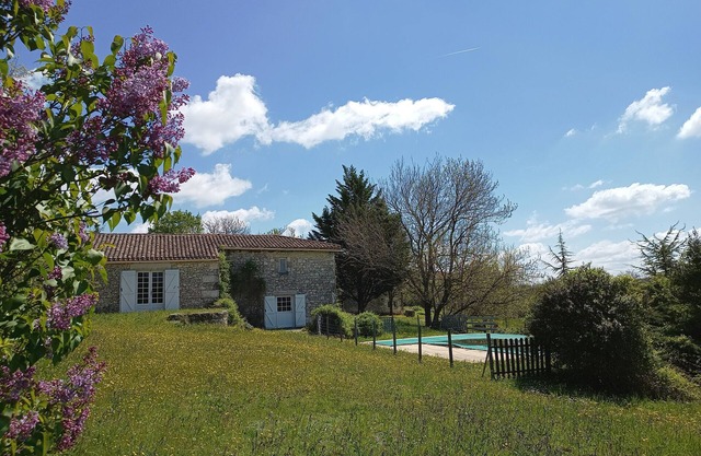 Large, typically Quercy farmhouse from the 18th century