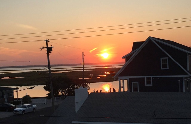 Large Newer Home 3min walk to bay bch,10 min ocean. Water Views Open concept f/p