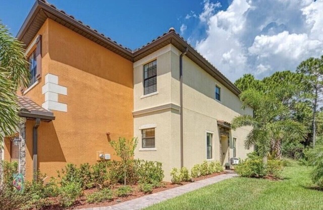 Large Venice townhome plenty of space community pool, 15 minutes from 3 beaches