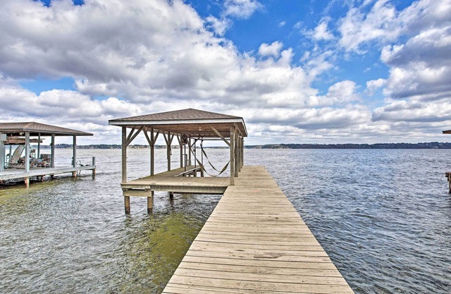 Large Waterfront Lake Palestine Home w/Deck, Dock