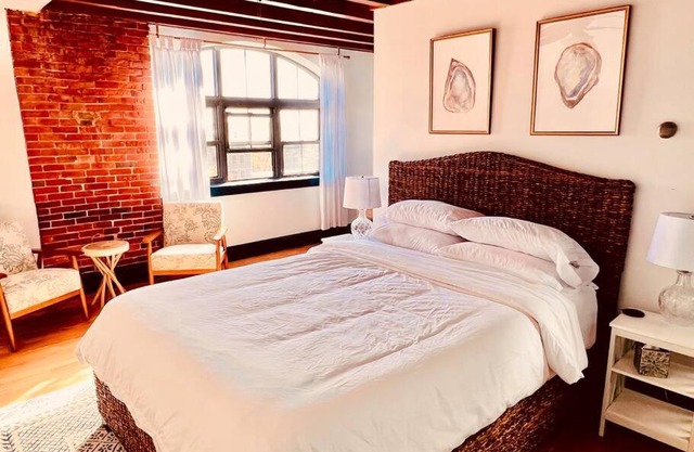 Large West End Penthouse walk to Old Port w/Parking