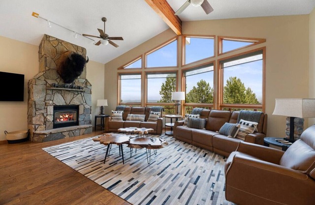 Largest Custer Lodge-Sleeps 22