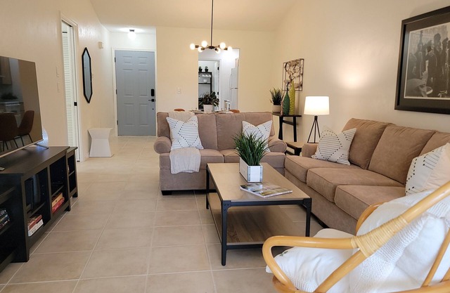 LAST CHANCE 6 WEEK AVAILIBILITY WITH DISCOUNT. End Unit Condo, Sleeps 4 & Pool.