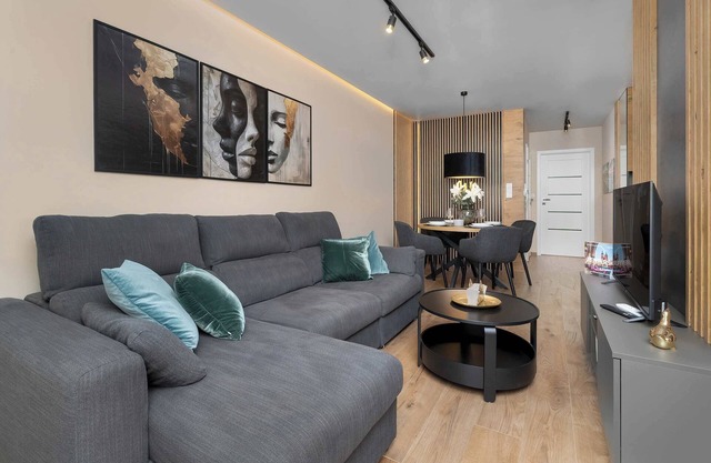 Łaszkiewicza 8B Kraków | Air Conditioned Apartment with Parking and Desk