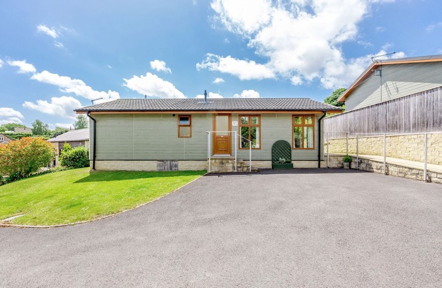 LAVENDER LODGE, pet friendly, with a garden in Charlton Horethorne