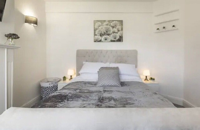 Lavish Hornchurch High-Street Apartment w/ Terrace