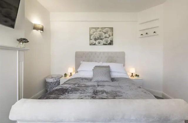 Lavish Hornchurch High-Street Apartment w/ Terrace
