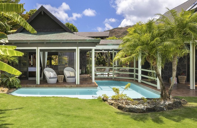 Lavish Oceanfront Estate w/Pool, Spa & AC - Close to Beaches: Maunalua Sunset