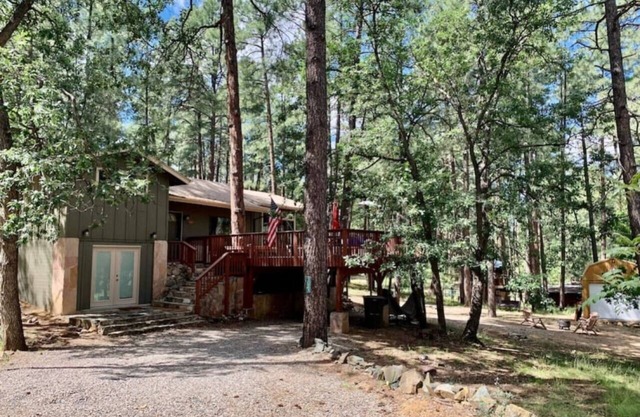 Lazy Bear Cabin- BBQ* FirePit* Goldwater Lake*