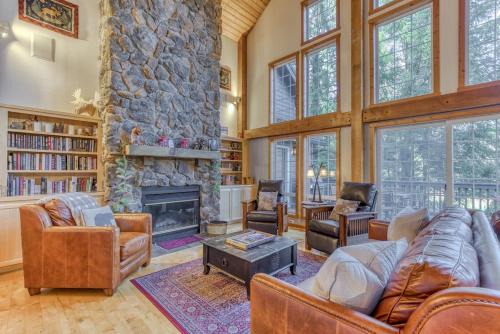 Lazy Bear Lodge · Spacious 6BR Lodge with Chef's Kitchen, Hot Tub, Golf Views and more